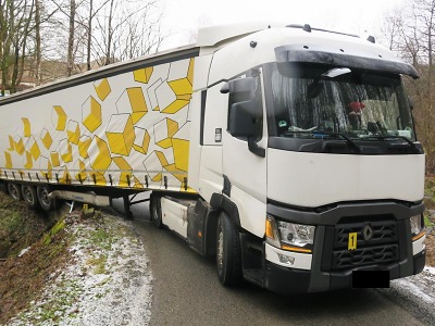Řidič pod vlivem alkoholu havaroval v Rádle s kamionem