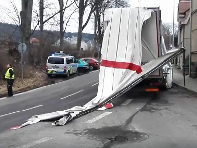 Video: Kamion se nevešel v Jablonci pod železniční most