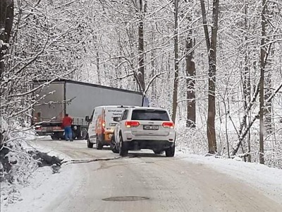 Po havárii kamionu je neprůjezdná silnice mezi Jeřmanicemi a Rádlem