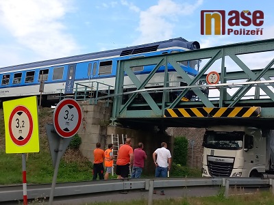 Náraz kamionu do mostu přerušil provoz trati z Turnova do Boleslavi