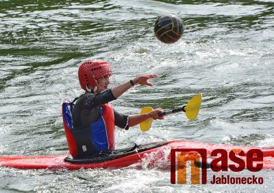 Obrazem: Kanoepolo na jablonecké přehradě
