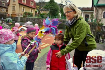 Větrníkový den ve školce na Šumburku podpořil děti s cystickou fibrózou
