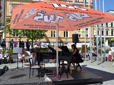 Před jabloneckým Eurocentrem bude znít Klavír pod širým nebem