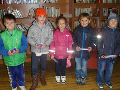 Knihovna v Loužnici předávala prvňáčkům nové čtenářské průkazy