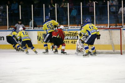 Vlci smetli Kobru a postupují do kvalifikace 