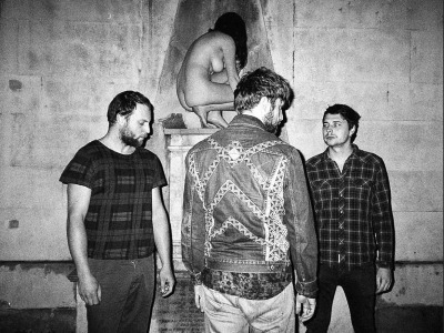 Kapela Please The Trees v Harrachově vystoupí a také zasadí strom