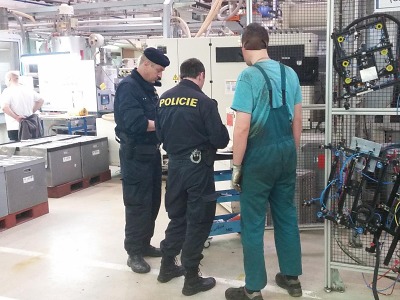 Policisté kontrolovali cizince zaměstnané v jablonecké firmě