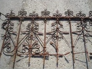 Policisté chytili zloděje kovaného oplocení z hrobek v Tanvaldě