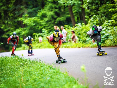 Z Kozákova podeváté sviští nejrychlejší jezdci na skateboardech