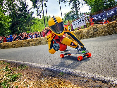 Z Kozákova již podesáté posviští nejrychlejší jezdci na skateboardech