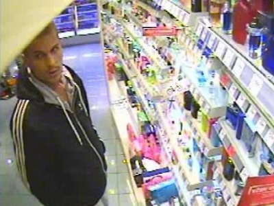 Poznáte na snímcích z kamery pachatele krádeže v jablonecké drogerii?