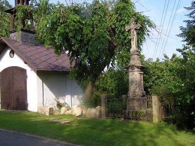 Kříž v Sedlejovicích – Sychrově pomáhal obnovit i jeřáb