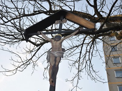 Křížek ve Vysoké ulici v Jablonci je již požehnaný