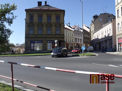 Řidiči si v Mostecké ulici zkracují cestu zákazem