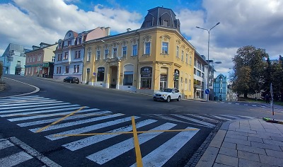 Provoz křižovatky u jablonecké radnice budou řídit semafory