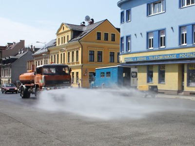 Do ulic Jablonce vyjel zchlazující kropicí vůz