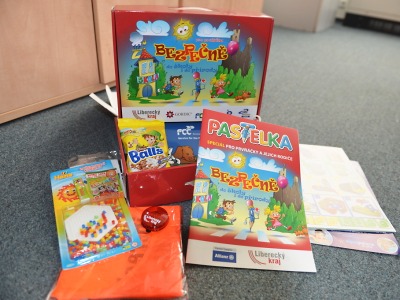 Prvňáci dostanou od Libereckého kraje kufříky s bezpečnostními prvky 