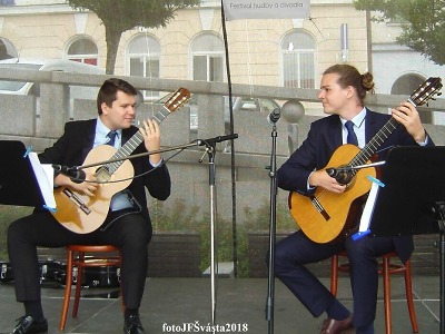 Obrazem: Koncert kytarového dua Cába a Dvořáček