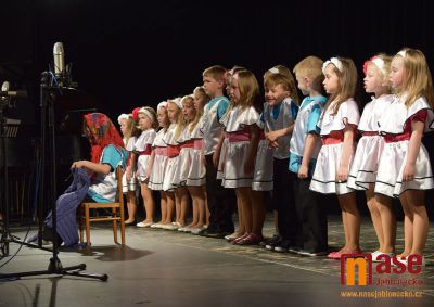 Celkem 150 dětí ze školek předvedlo své dovednosti na Kytičce písniček