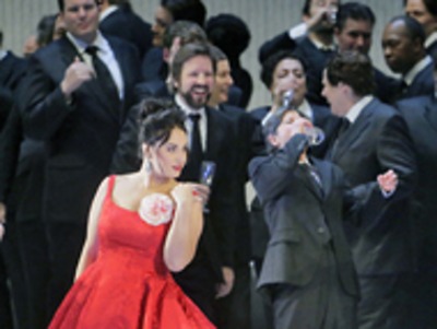 Uhrančivá Jončeva v La Traviatě a Levineho Mozart v přenosech Met