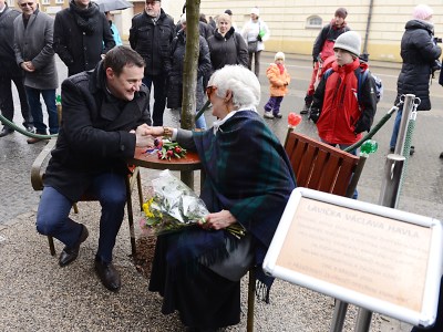 Před krajskou knihovnou instalovali Lavičku Václava Havla