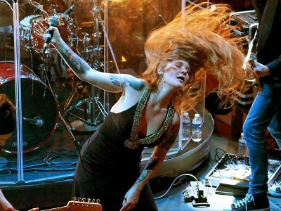 Kanadská Firegirl Layla Zoe ozáří nejen svými vlasy publikum Na Rampě