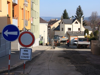 Práce na silnicích komplikují v létě dopravu v Jablonci