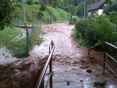 Intenzívní lokální bouřka v neděli zasáhla část Pojizeří