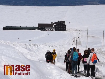 VIDEO: O slunečném víkendu vyrazily na vrchol Krkonoš stovky turistů