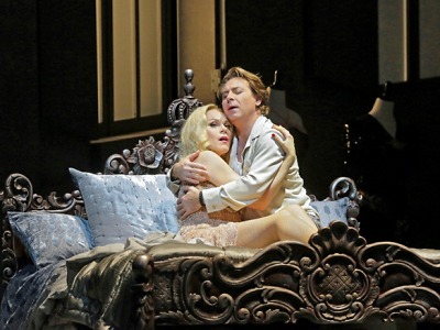 Kristine Opolais jako Manon Lescaut zachraňuje Roberto Alagna