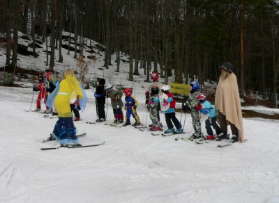 Veřejný dětský závod v obřím slalomu a maškarní na lyžích