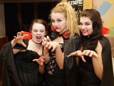 Maškarní v Bozkově nevynechali upíři, piráti ani hokejista Nedvěd