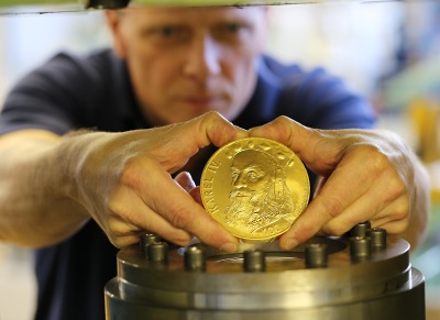 Nejtěžší zlatou medaili v Česku ozdobí portrét Karla IV.