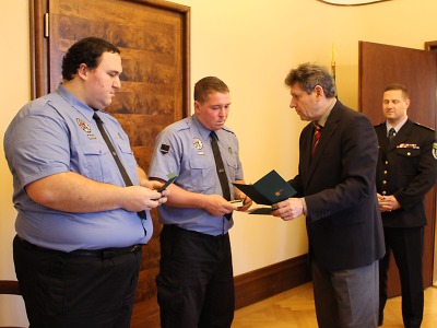Autor foto:Archiv magistrátu města Jablonec nad Nisou Jablonecký primátor ocenil dva strážníky medailí Gratias Tibi Ago