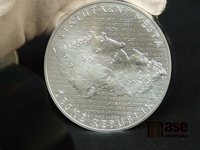 Mincovna vyrazila historicky největší medaili