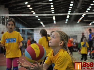 Volejbalové mraveniště v atletické hale