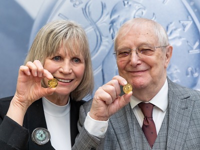Jablonecká mincovna vydává sérii k 90. narozeninám Jiřího Suchého