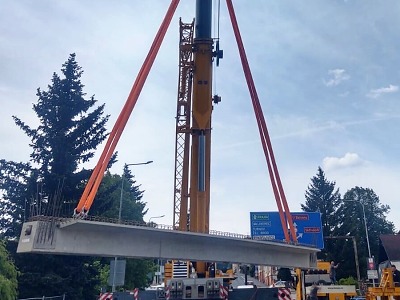 Autor foto:Archiv ŘSD Liberecký kraj Na mostě v Jablonci nad Nisou proběhla montáž nosníků