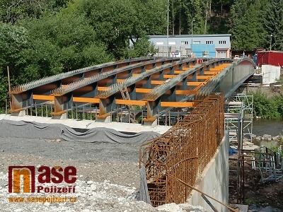 Obrazem: Jak postupuje stavba mostu na semilské sídliště V Řekách