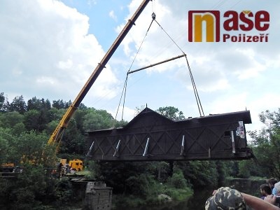 Roubený most v Bystré se dočká opravy, velký jeřáb jej přenesl na louku