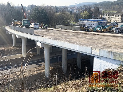 VIDEO: Most v Hodkovicích o víkendu začali bourat