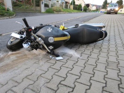 Motocyklista prchal před policisty, ale nezvládl průjezd mezi dvěma auty