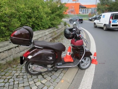 Motocyklista vjel rychle na kruhový objezd a po smyku skončil na zemi