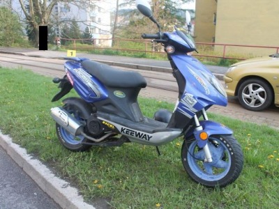 Motocyklistka nedobrzdila a dostala smyk na mokrém povrchu