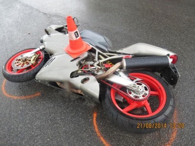 Motorkář ujížděl po Jablonci policistům a havaroval. Už mu sdělili obvinění