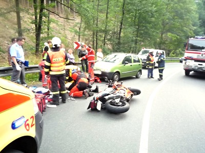 Mezi Železným Brodem a Loužnicí v pátek vyhasl život motorkáře