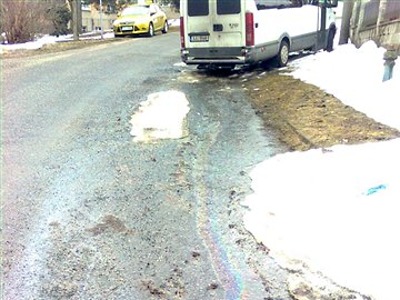 Z auta vytekla nafta na vozovku, majitel už slíbil nápravu