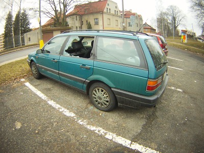 Hlídka strážníků v Jablonci zjistila na parkovišti poškozené vozidlo