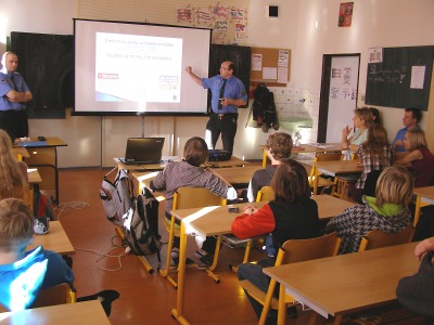 Strážníci přednášejí žákům na jabloneckých školách