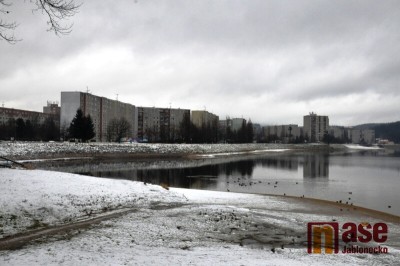 V Mšeně hořel panelový dům, osm zraněných